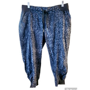 Calvin Klein Performance Stretch Gray Leopard Print Pedal Pusher Pants M